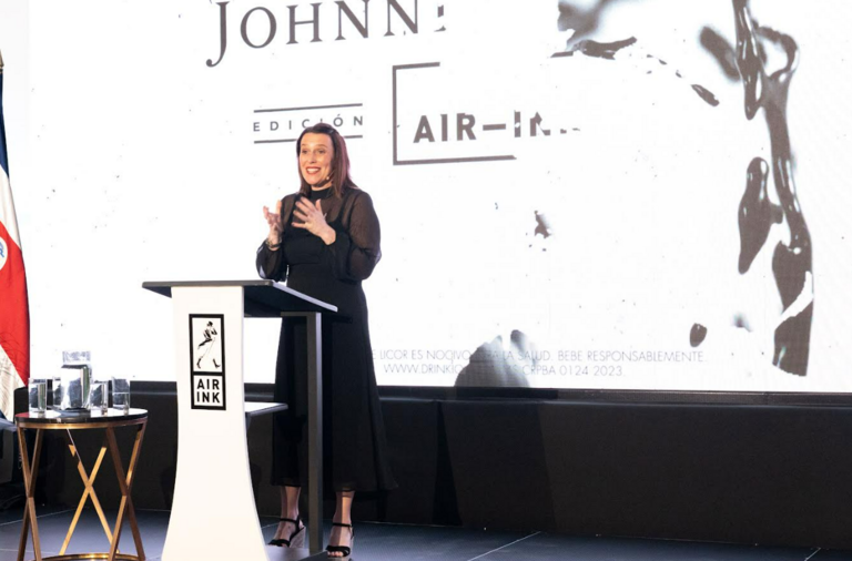 Johnnie Walker lanza una edición limitada inspirada en San José hecha con tinta proveniente de la contaminación del aire